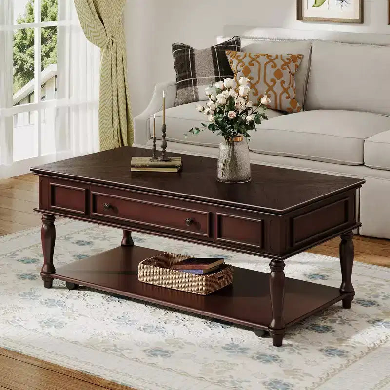 Table basse rétro en bois d'hévéa avec un tiroir, une étagère et des roulettes verrouillables
