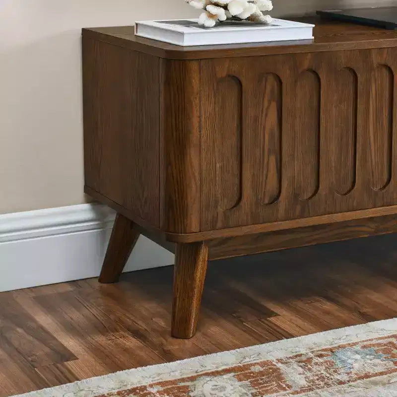 Meuble TV cannelé pour téléviseurs de 50 à 65 pouces, meuble de divertissement style Mid-Century Modern avec 2 portes, tiroir et pieds en bois massif.