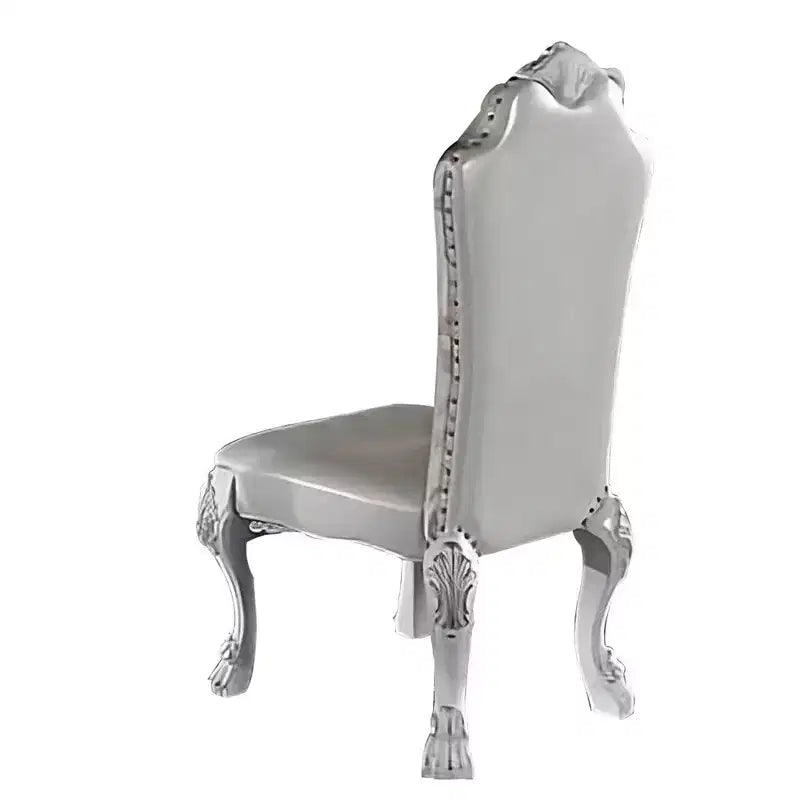 Chaise d'appoint de 25 pouces, dossier incurvé, motifs sculptés en volute, blanche