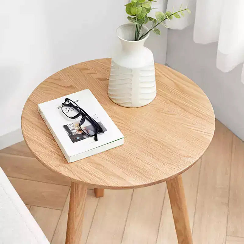 Table d'appoint ronde en bois avec patins antidérapants respectueux des sols, bout de canapé avec structure robuste à trois pieds, table de canapé pour salon