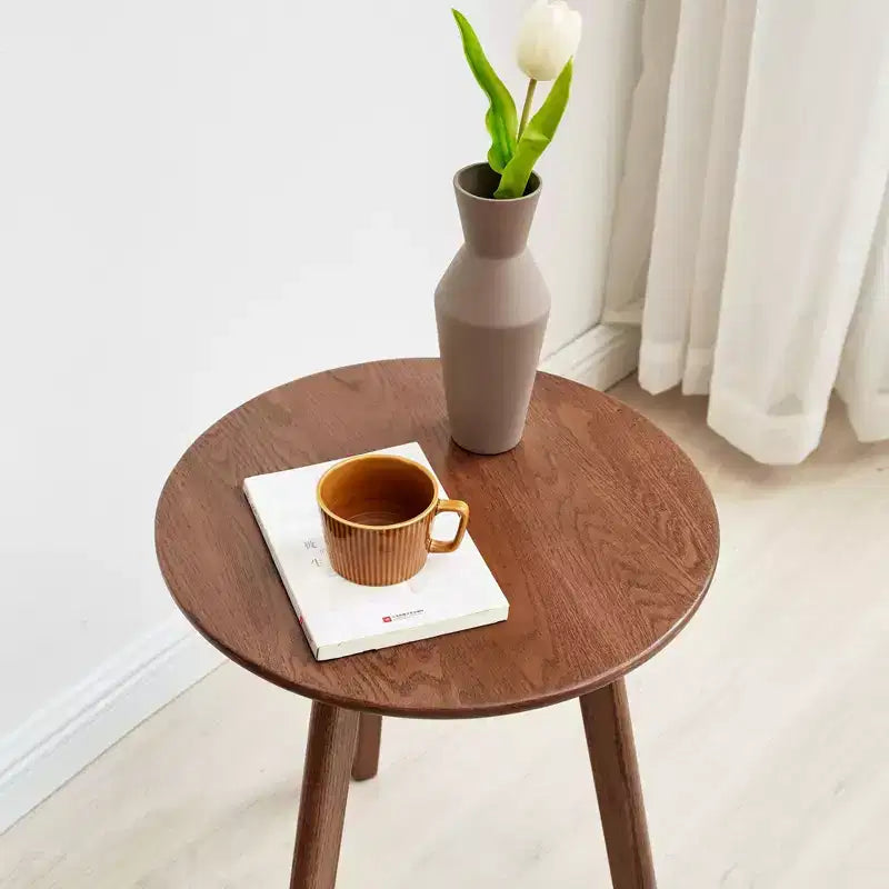 Table d'appoint ronde en bois avec patins antidérapants respectueux des sols, bout de canapé avec structure robuste à trois pieds, table de canapé pour salon