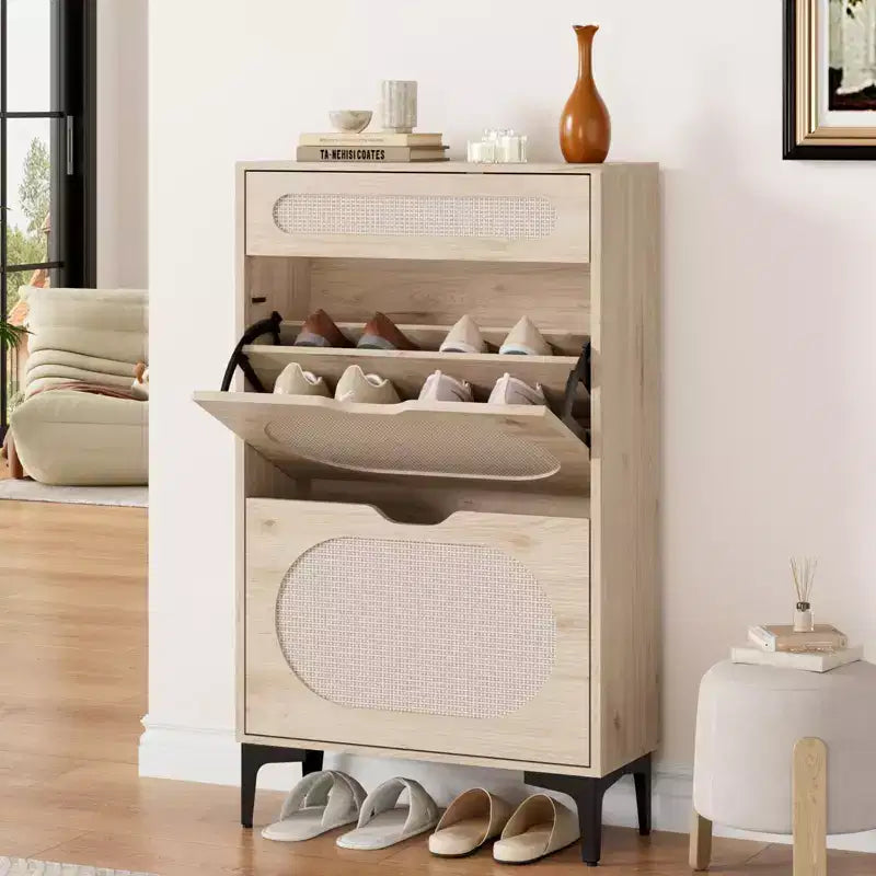 Meuble à chaussures en rotin avec 2 tiroirs basculants et 1 tiroir coulissant, trois étagères réglables, conçu pour les entrées et couloirs étroits.