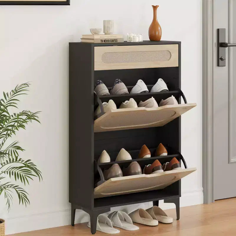 Meuble à chaussures en rotin avec 2 tiroirs basculants et 1 tiroir coulissant, trois étagères réglables, conçu pour les entrées et couloirs étroits.