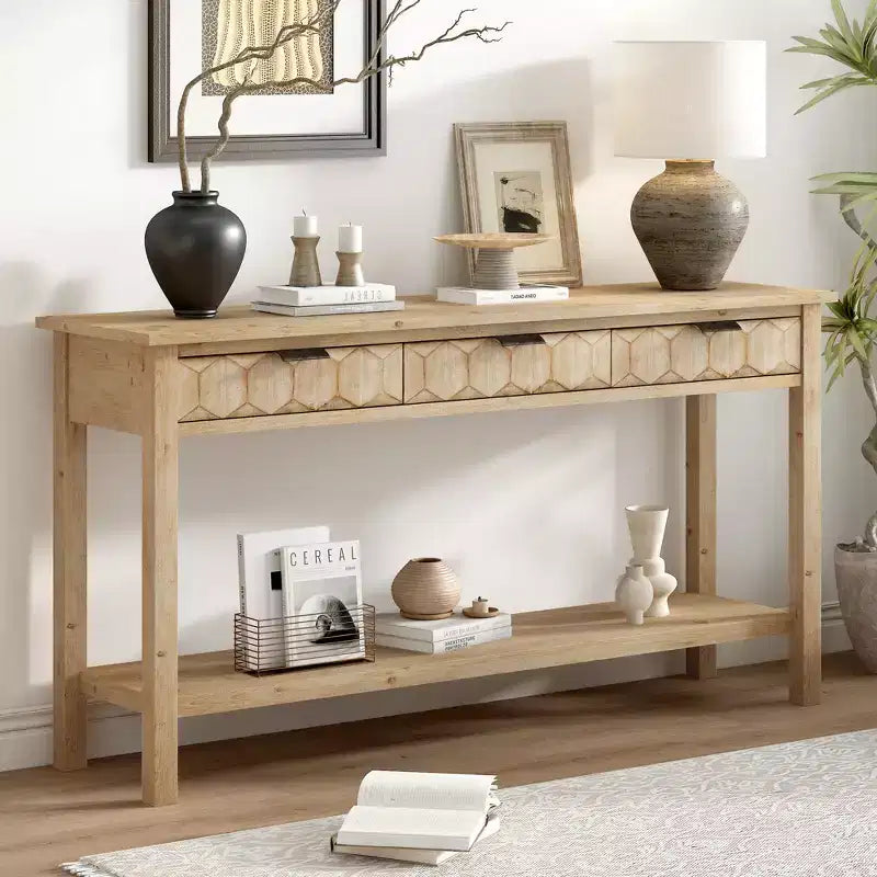 Console d'entrée de 60 pouces en placage de sapin avec façades à motifs alvéolés, table console moderne et élégante avec 3 tiroirs et pieds en sapin massif
